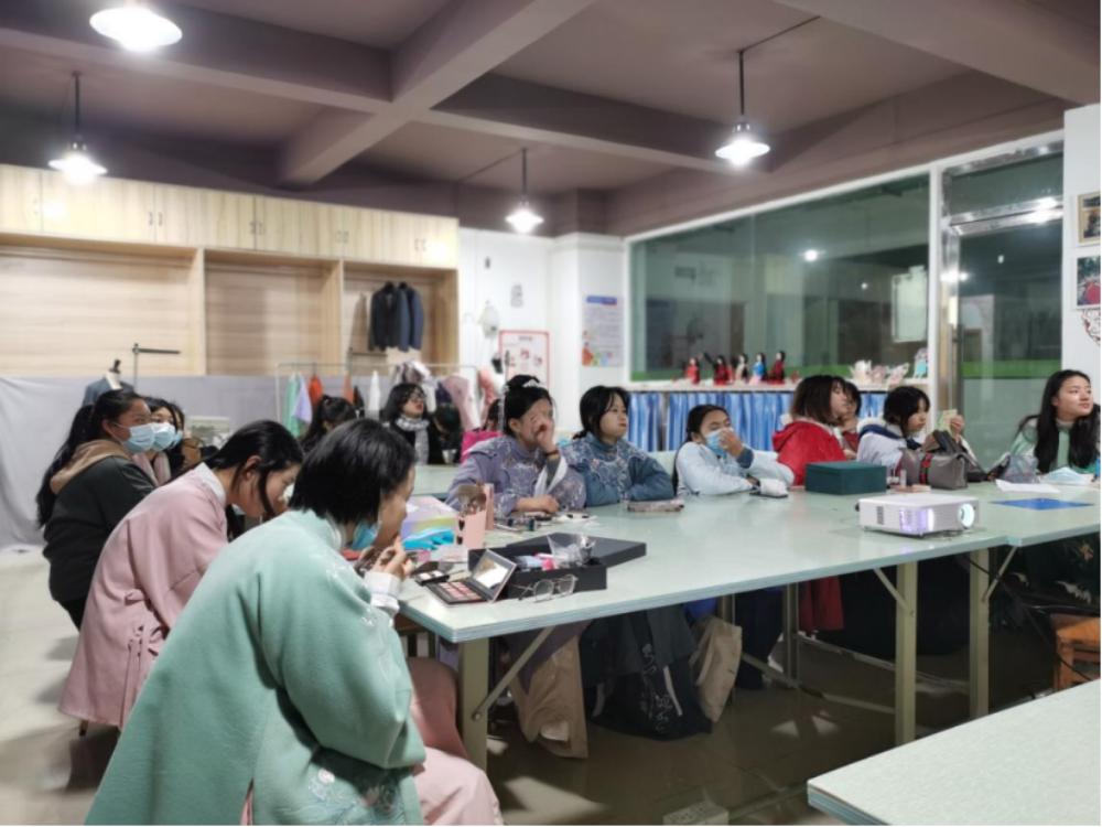 2021年12月30服饰创客研发中心开展宋代服饰鉴赏及妆容演示教学课程232.png